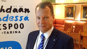 Esbos stadsdirektör Jukka Mäkelä hade en förvärvsinkomst på nästan 190 000 euro i fjol. Stadsdirektör Jukka Mäkelä i Esbo.