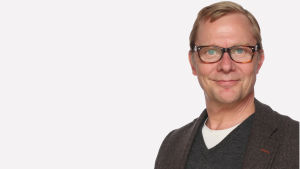 Peppe Forsblom svingar klubban i bildningsnämndens svenska sektion i Sjundeå Peppe Forsblom i Sjundeå