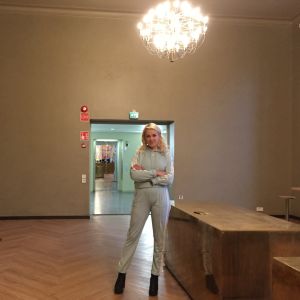 Taika Mannila visar sina teckningar och tänker hylla sin idol med en stor fest. Taika Mannila är dj och illustratör.