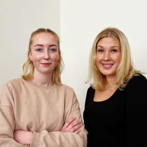 Elin Mårtensson och Aida Ohtonen står bredvid varandra.