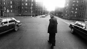 Hip hop -artisti Nas (Nasir Jones) New Yorkissa 1994. Kuva dokumenttielokuvasta Nas: Time Is Illmatic (2014).
