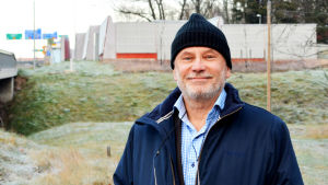 Miljöingenjör Krister Höglund vill se fler bullerskärmar i Vanda, men staten har inte råd att bygga sådana. Miljöingenjör Krister Höglund