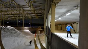 I hallen kan man skida på två nivåer. I Stensböle skidhall kan man skida på två olika våningar.