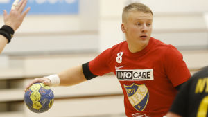 Ardo Puna måste leverera i år igen om HIFK vill nå medaljmatcherna. Ardo Puna med bollen