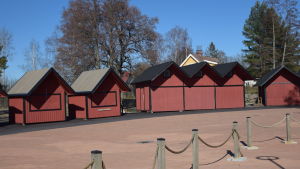 Det har ordnats sommartorg i Bromarv sedan mitten av 1980-talet. I dag har torgförsäljarna snygga, nyfixade strandbodar som står på det nya, stenbelagda torgområdet i Bromarv skärgårdshamn. Små strandbodar målade i rött på en stenbelagd torgplats i Bromarv skärgårdshamn. Vår och sol.