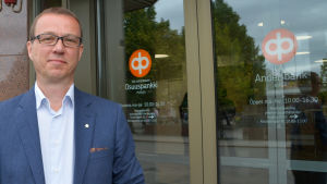 Mauri Molander, vd för Östnylands andelsbank. Mauri Molander, vd för Östnylands andelsbank framför bankens dörr i Borgå