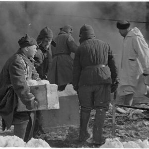 2.3.1940 Sotavankeja Kouvolassa sammutustöissä.
