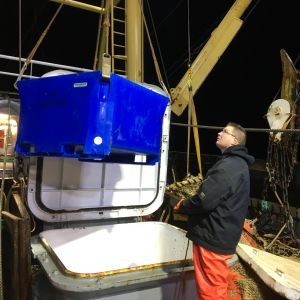 En veckas fångst består av cirka 10 ton fisk. Fiskaren Cor Vonk i närbild på däck.