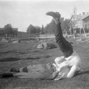 Två män leker "finnkast". Bilden är tagen 1931 i Närpes, Kalaks.