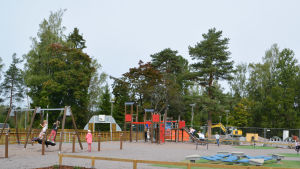 Eklöfska skolans gård var på måndag full av glada och nyfikna barn. Skolgård där barn leker