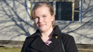 Marika Sorjas bägge söner har fått symptom av att vistas i den gamla skolbyggnaden. Marika Sorja (Sannf) kandiderar i riksdagsvalet 2015 i Helsingfors