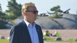 Denis Strandell anser att undersökningen inte ger rätt bild av läget. Denis Strandell är stadsdirektör i Hangö.