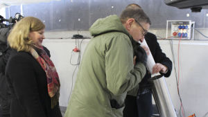 Hankens rektor Karen Spens och Arcadas rektor Henrik Wolff vid den cylinder som murades in i grundstenen. Karen Spens och Henrik Wolff ser på cylindern som ska muras in i grundstenen för arcadahallen