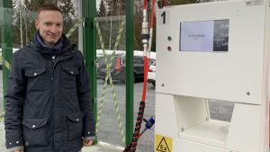 Att staten beviljat investeringsstöd för att bygga ut gasinfrastrukturen är välkommet, anser Tomas Knuts som är projektchef på Concordia. En man står intill ett tankställe för biogas