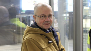 Tero Anttila tror inte att bussbolagets potentiella konkurs kommer påverka HRT. Tero anttila i duffelrock på mattby nya bussterminal