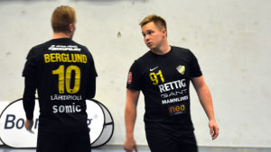 Åbo IFK:s Andreas Nyström är nu uppe i 118 mål den här säsongen. Vilket också är bäst i hela FM-ligan. Bilden är från höstens derby i Samppalinna bollhall. Andreas Nyström och Oscar Berglund, ÅIFK-PIF, 26.10.2016