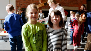 Emma Krooks och Della Hintermeyer var ivriga att få experimentera. Emma Krooks och Della Hintermeyer på Barnens energidag i Vasa.