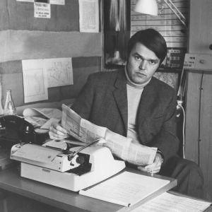 30-vuotias Yleisradion toimittaja Reijo Nikkilä työpöytänsä ääressä vuonna 1970