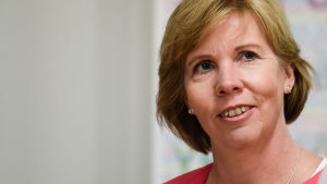 Anna-Maja Henriksson, SFP: "Det behöver med snabb tidtabell göras en översyn över var situationen är mest akut, och där behöver mera resurser och personal sättas in omgående. Det behöver också utbildas fler socialarbetare och yrket behöver göras mer lockande. Det är uppenbart att många socialarbetare inom barnskyddet i dag saknar stöd och bollplank i sitt tidvis psykiskt tunga arbete. Också den sidan behöver utvecklas med mera mångprofessionella team och med möjlighet att diskutera svåra fall med andra." Anna-Maja Henriksson
