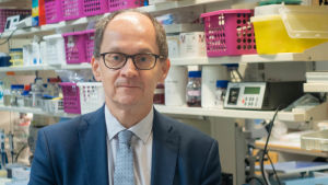 Jan-Ingvar Jönsson är dessutom ordförande för en organisation som bland annat jobbar med att främja individanpassad vård i Europa. Porträtt på Jan-Ingvar Jönsson.