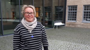 Salla Tuori utanför Åbo Akademis Arken. Biträdande professor Salla Tuori utanför Åbo Akademis Arken.