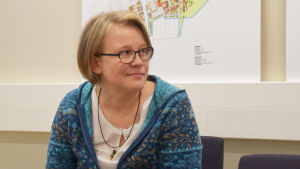 De grönas Elina Ahde vill fortsätta jobba för Ingå kommun i egenskap av förtroendevald. kvinna i blått