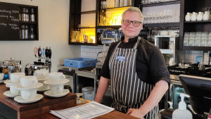 Bistro Gustaf erbjuder kanske hämtmat också i sommar. En man står bakom en disk på en restaurang.