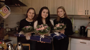 Hanna Udd, Lina Westerlund och Sofia Nordgren hemma hos familjen Westerlund i november 2018 när Lina valts till Östnylands lucia 2018. lucia med tärnor