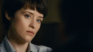 Fortsatt drottninglik. Med stram blick och stoisk hållning möter Claire Foys Janet världen.. Närbild av av Claire Foy som spelar Neil Armstrongs hustru JAnet.