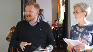 Ted Urho intervjuade Östnylands chefredaktör Helén Kurri för att få den östnyländska synen på svenskans ställning. man gestikulerar