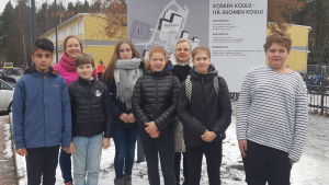 Ali Hasan, Jone Holopainen, Anna-Leena Kähäri, Kiia Karttunen, Eeli Kärkkäinen och Jonne Rantalainen utanför sin skola. Med på bilden är också deras lärare Jaana Kähö och Anne-Marie Jägerroos. Ali Hasan, Jone Holopainen, Anna-Leena Kähäri, Kiia Karttunen, Eeli Kärkkäinen och Jonne Rantalainen går på Kosken Koulu i Imatra. Med på bilden också deras lärare Jaana Kähö och Anne-Marie Jägerroos.