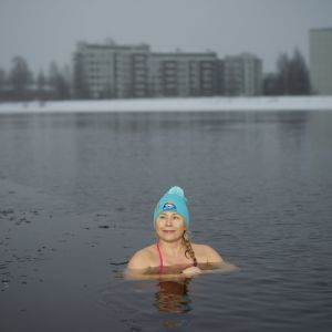 Salla Lamminpää on olkapäitään myöten kylmässä vedessä.
