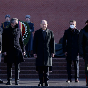 Tysklands förbundskansler Olaf Scholz vid den okända soldatens grav i Moskva
