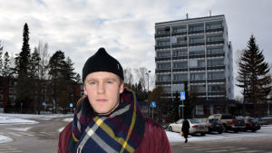 Självklart att ungdomarna ska hjälpas, menar Niklas. Niklas står i Grankulla centrum.