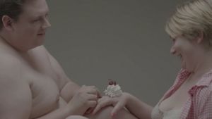 Maria (Marina Nyström) och Janne (Victor von Schirach) matar varandra med vispgrädde och körsbär.