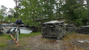 Grejer är vardag - också om den inte alltid passar in i den idylliska bilden Bräder och aktersnurra i sjabbig skog