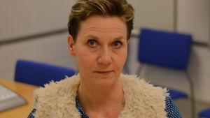 Kerstin Wikström har försökt nå hälsostationen i Ekenäs för att få resultatet från dotterns provsvar. Det visade sig vara omöjligt att få kontakt med vårdcentralen per telefon. Kerstin Wikström