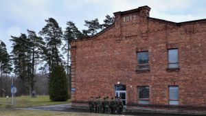 Verksamheten fortsätter nästan som normalt på Nylands brigad. Beväringar utanför byggnad på Nylands brigad.