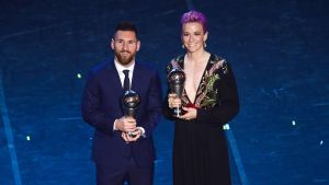 Lionel Messi och Megan Rapinoe valdes till årets bästa spelare. Lionel Messi och Megan Rapinoe håller i varsin pokal