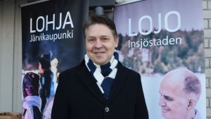 Stadsdirektör Mika Sivula medger att en bostadsmässa innebär stora investeringar för staden. Han tror att det på sikt betalar sig tillbaka. Också Lojo tampas med en minskande befolkning. Lojos stadsdirektör Mika Sivula