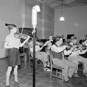 Yleisradion Radio-orkesteri ja viulisti Heimo Haitto soittavat Helsingissä Fabianinkadun radiotalon studiossa 1939.