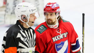Domarna såg inte något fel i Kai Kantolas tackling. Kai Kantola diskuterar med domare.