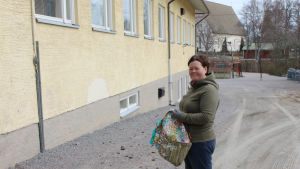 Jessica Olme-Bos är en av de första som dyker upp för att hämta mat vid Kyrkfjärdens skola. kvinna står utanför skola