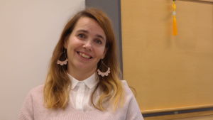 Terhi Sui uppmanar unga som mår illa att verkligen våga söka hjälp för den finns att få. Närbild av avdelningsskötare Terhi Sui