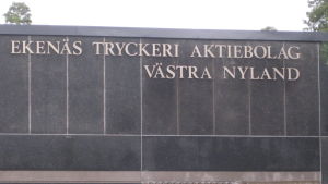 Det gick bra för Ekenäs tryckeri i början på 1980-talet. På den tiden ägde tryckeriet tidningen Västra Nyland. En husvägg där det står Ekenäs tryckeri aktiebolag och Västra Nyland.