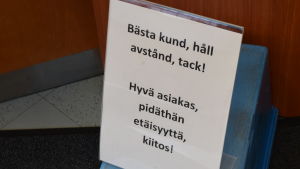 Kunder uppmanas att hålla avståndet. Skylt med texten: Bästa kund, håll avstånd, tack!