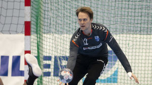 Patrik Roslander. Patrik Roslander försöker nappa en boll bakom en liggande motståndare.