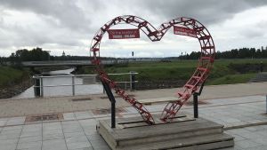 Skulpturen med hjärtat finns på gränsen mellan Finland och Sverige och ska symbolisera ländernas samarbete. En metallskulptur formad som ett hjärta med texten "Tornio-Finland" och "Haparanda-Sverige".