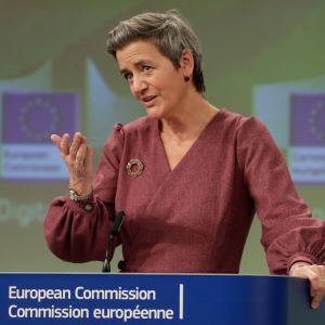 EU-kommissionären Margrethe Vestager gestikulrerar och talar