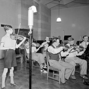 Yleisradion Radio-orkesteri ja viulisti Heimo Haitto soittavat Helsingissä Fabianinkadun radiotalon studiossa 1939.